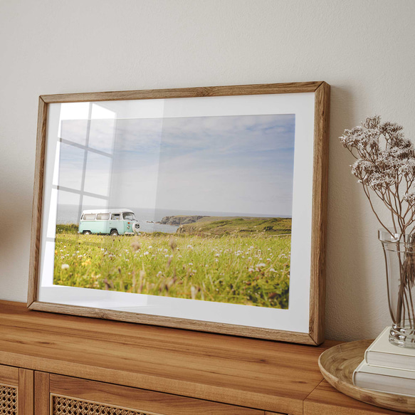 草原と海の風景に溶け込むレトロな旅 - VWバス アートプリントポスター 2枚目の画像