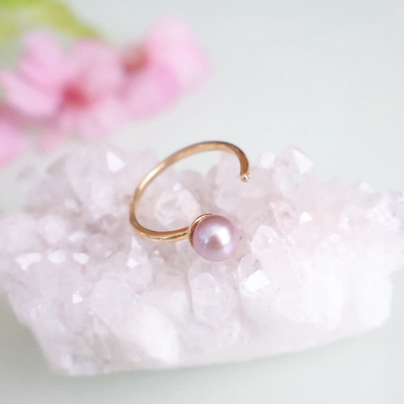【特色】叉環，淡水珍珠，櫻花粉，珍珠，一碼適合，生日禮物，禮物，正式，春天色 第1張的照片