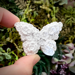繊細な花模様が美しい 蝶々のアロマストーン(ホワイト1個) 1枚目の画像
