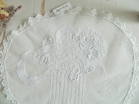 ✿ アールデコの薔薇と小花の白糸刺繡ドイリー　フランスアンティーク 5枚目の画像