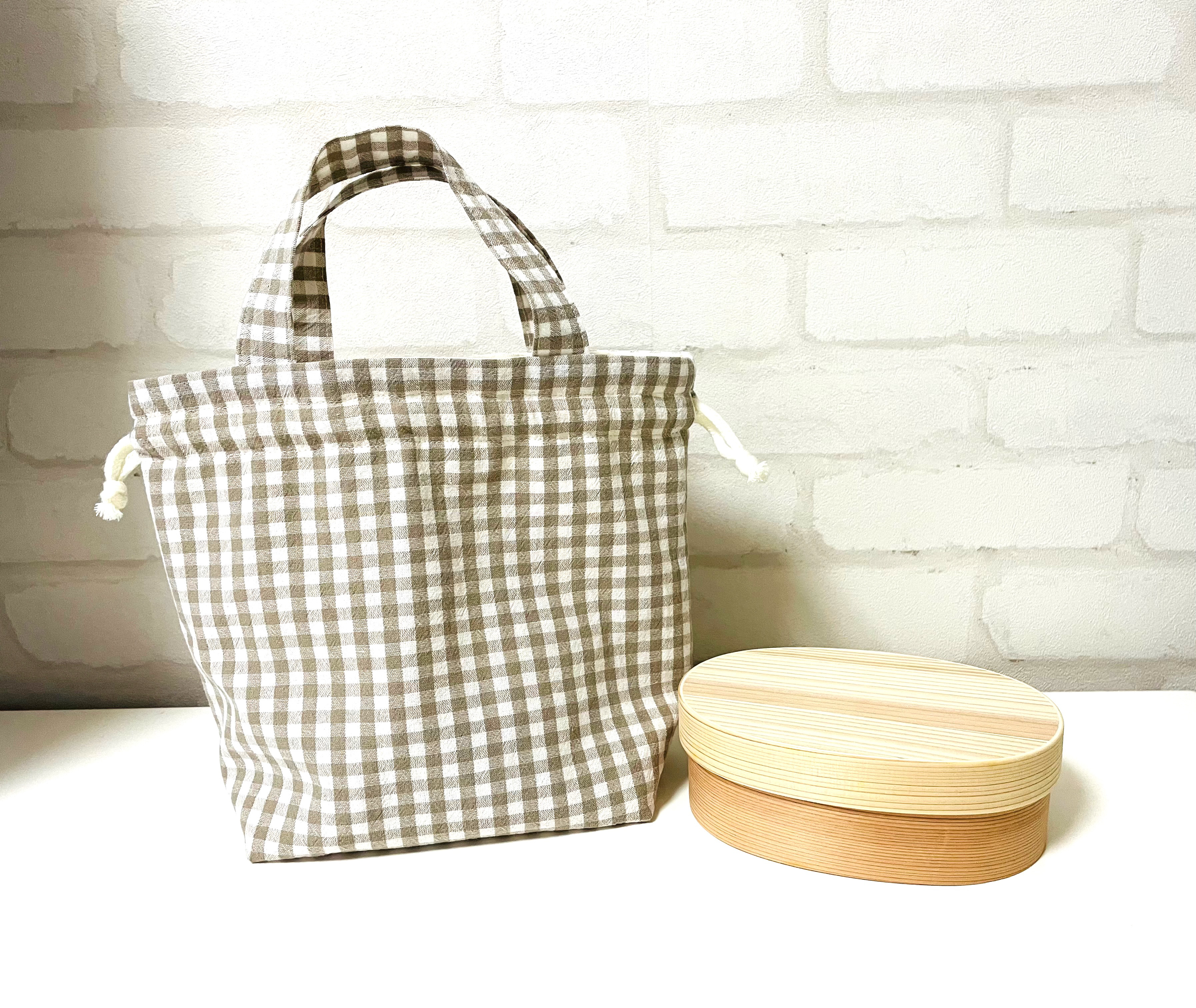 ギンガムチェック　サクランボ柄　フリル　お弁当袋　ハンドメイド ギンガムチェック サクランボ柄 フリル お弁当袋 ハンドメイド