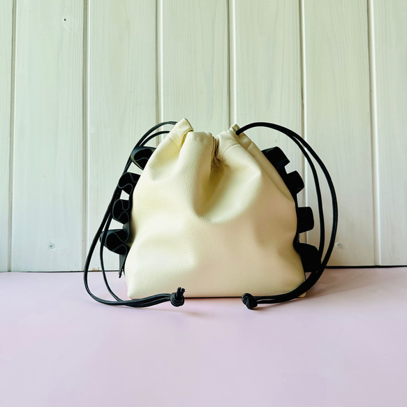 【受注生産】キュートなフリル付き巾着バッグ『Ama bag 』ホワイト＆ブラック 3枚目の画像