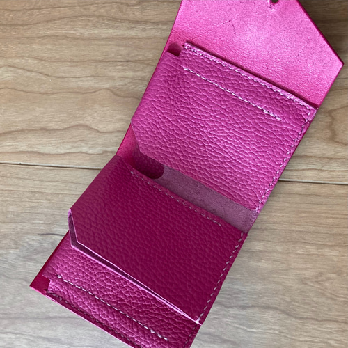 レザーのコンパクトな二つ折り財布 color-マゼンタピンク 二