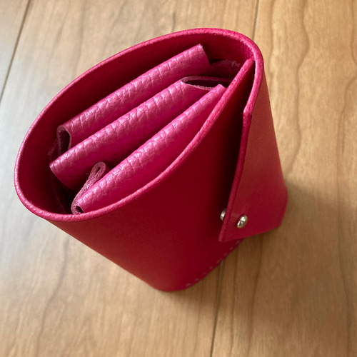 レザーのコンパクトな二つ折り財布 color-マゼンタピンク 二