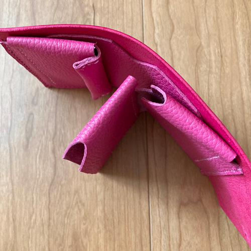 レザーのコンパクトな二つ折り財布 color-マゼンタピンク 二つ折り財布
