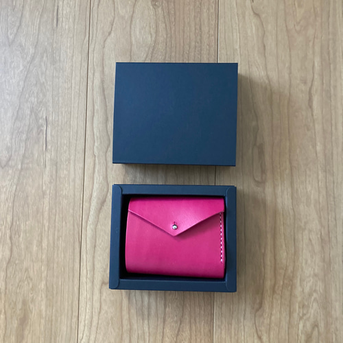 レザーのコンパクトな二つ折り財布 color-マゼンタピンク 二