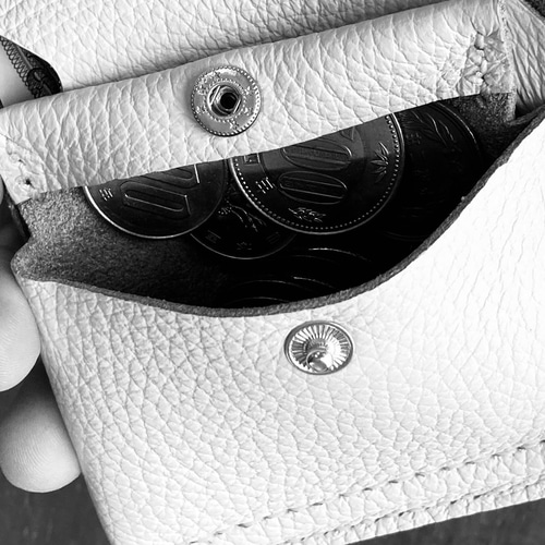 レザーのコンパクトな二つ折り財布 color-マゼンタピンク 二つ折り財布