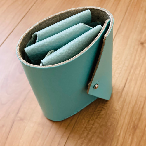 レザーのコンパクトな二つ折り財布 color-緑 ミントグリーン 二 レザーのコンパクトな二つ折り財布 color-緑 ミントグリーン 二