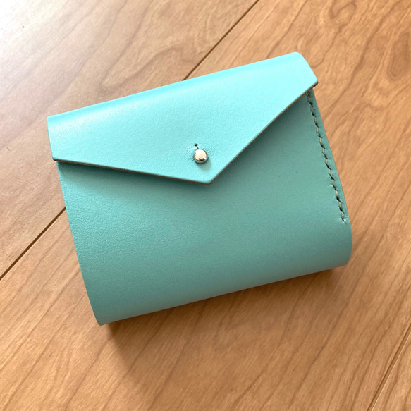 レザーのコンパクトな二つ折り財布 color-緑 ミントグリーン 二 レザーのコンパクトな二つ折り財布 color-緑 ミントグリーン 二