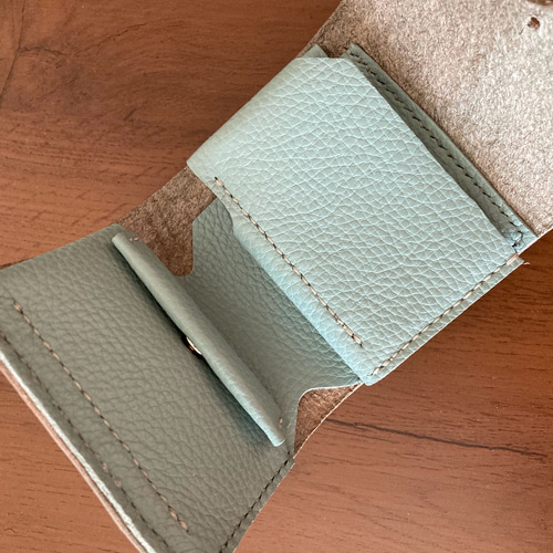 レザーのコンパクトな二つ折り財布 color-緑 ミントグリーン 二 レザーのコンパクトな二つ折り財布 color-緑 ミントグリーン 二