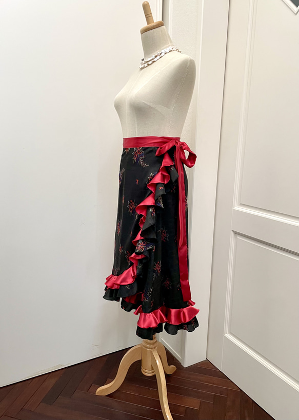 フラメンコ衣装巻きスカート　黒バラ織柄×赤サテン 2枚目の画像