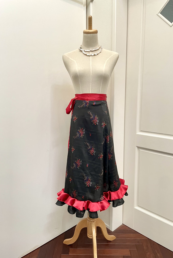 フラメンコ衣装巻きスカート　黒バラ織柄×赤サテン 5枚目の画像