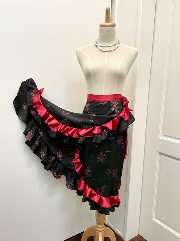 フラメンコ衣装巻きスカート　黒バラ織柄×赤サテン 4枚目の画像