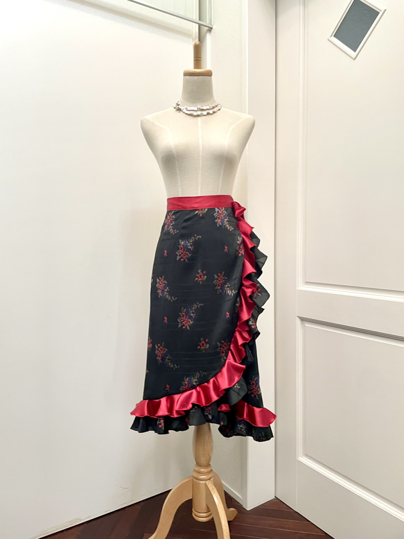 フラメンコ衣装巻きスカート　黒バラ織柄×赤サテン 1枚目の画像