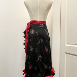フラメンコ衣装巻きスカート　黒バラ織柄×赤サテン 3枚目の画像