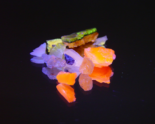 40229-1 北海道産出 ☆蛍光☆ (@_@) 磨き オパール原石 天然石 GEO