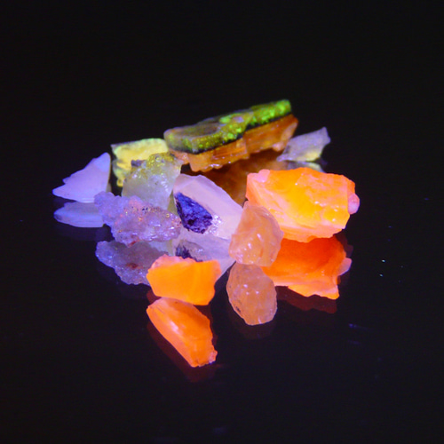 40229-1 北海道産出 ☆蛍光☆ (@_@) 磨き オパール原石 天然石 GEO