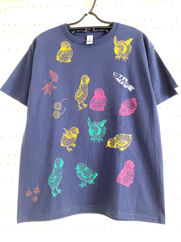 『鮭なら死んでるひよこたち』オリジナル シルク印刷Tシャツ・女子M〜Lサイズ(男子S対応・丈短め) 紺・chobico 1枚目の画像