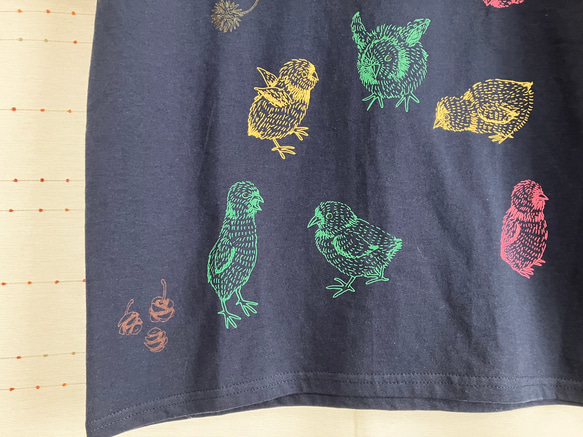 『鮭なら死んでるひよこたち』オリジナル シルク印刷Tシャツ・女子M〜Lサイズ(男子S対応・丈短め) 紺・chobico 6枚目の画像