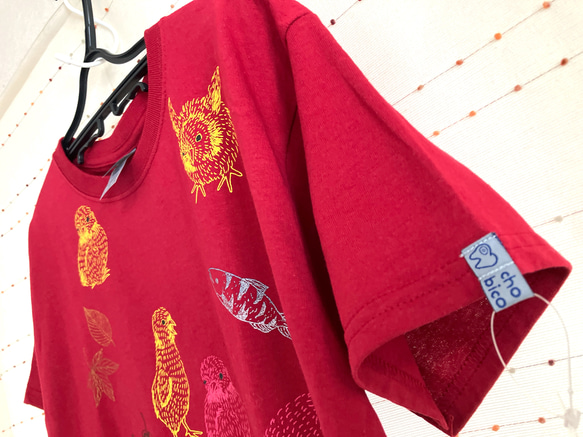 『鮭なら死んでるひよこたち』オリジナル シルク印刷Tシャツ・女子M〜Lサイズ(男子S対応・丈短め) 赤・chobico 3枚目の画像