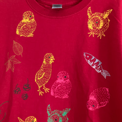 『鮭なら死んでるひよこたち』オリジナル シルク印刷Tシャツ・女子M〜Lサイズ(男子S対応・丈短め) 赤・chobico 4枚目の画像