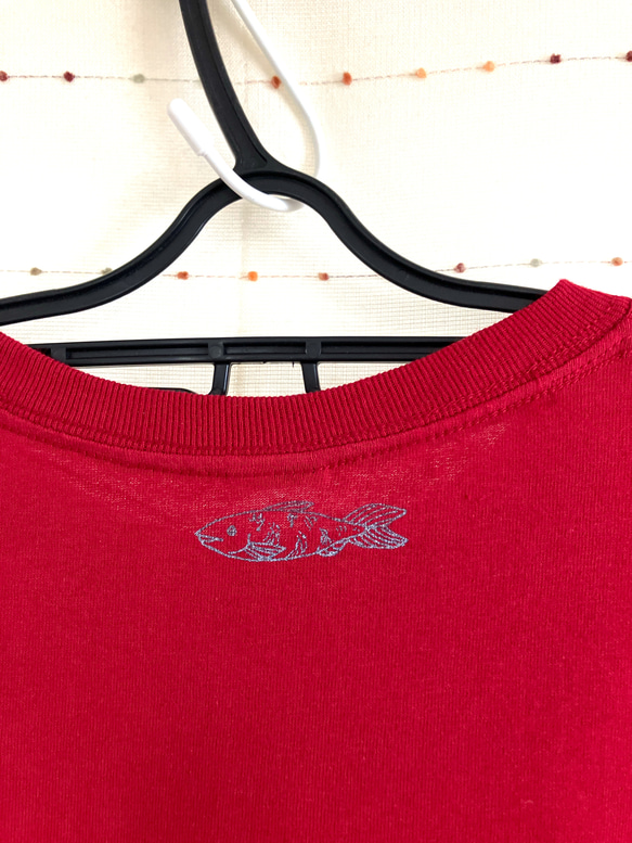 『鮭なら死んでるひよこたち』オリジナル シルク印刷Tシャツ・女子M〜Lサイズ(男子S対応・丈短め) 赤・chobico 7枚目の画像