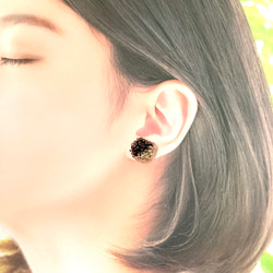 【紫陽花】ライトアメジストxクリアゴールドのツートン　ビーズ刺繍ピアス　イヤリング　チェコビーズ 5枚目の画像