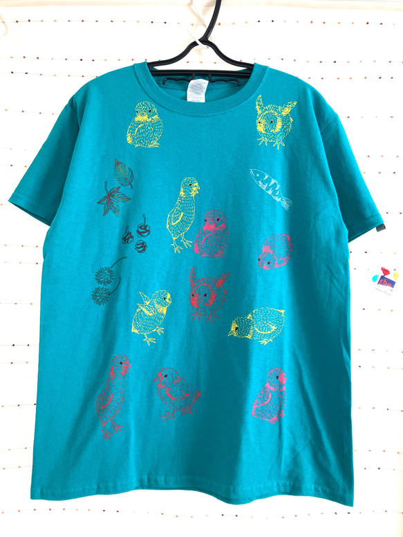 『鮭なら死んでるひよこたち』オリジナル シルク印刷Tシャツ・女子M〜Lサイズ(男子S対応・丈短め)）エメラルドグリーン 1枚目の画像