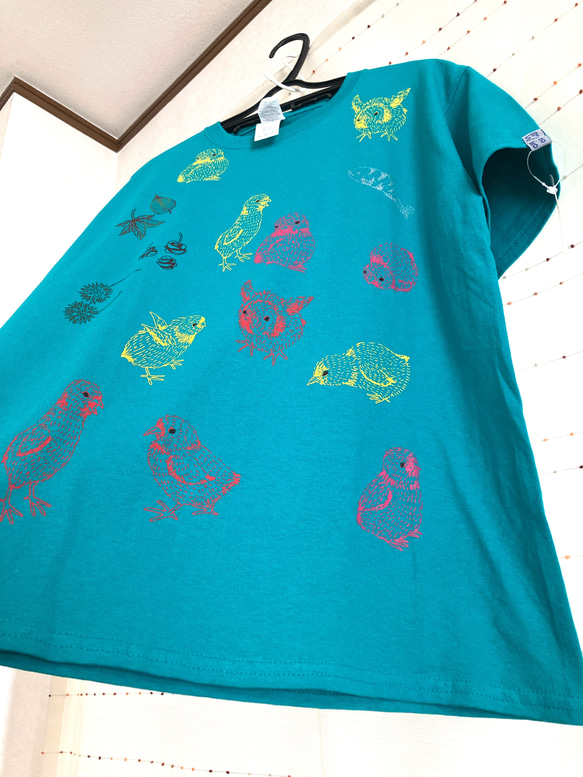『鮭なら死んでるひよこたち』オリジナル シルク印刷Tシャツ・女子M〜Lサイズ(男子S対応・丈短め)）エメラルドグリーン 5枚目の画像