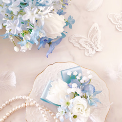 ブルーとホワイトのチューリップ＆小花ブーケ 　ウエディングブーケ＆ブートニア（造花） 12枚目の画像