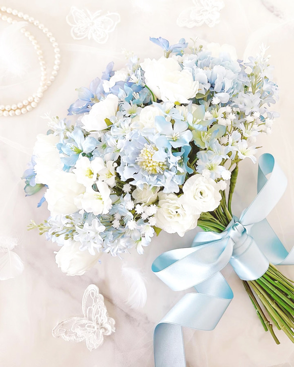 ブルーとホワイトのチューリップ＆小花ブーケ 　ウエディングブーケ＆ブートニア（造花） 1枚目の画像