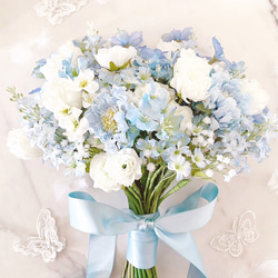 ブルーとホワイトのチューリップ＆小花ブーケ 　ウエディングブーケ＆ブートニア（造花） 5枚目の画像