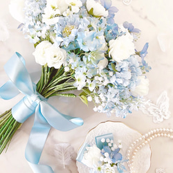 ブルーとホワイトのチューリップ＆小花ブーケ 　ウエディングブーケ＆ブートニア（造花） 6枚目の画像