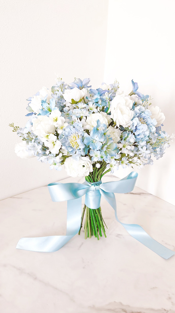 ブルーとホワイトのチューリップ＆小花ブーケ 　ウエディングブーケ＆ブートニア（造花） 2枚目の画像