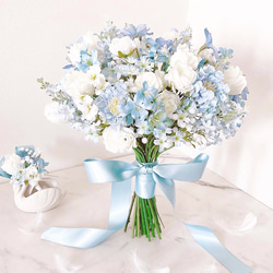 ブルーとホワイトのチューリップ＆小花ブーケ 　ウエディングブーケ＆ブートニア（造花） 3枚目の画像