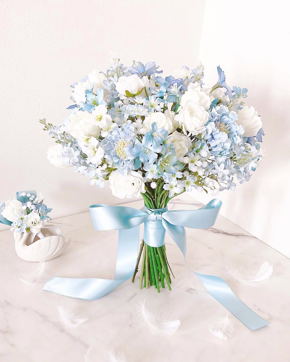 ブルーとホワイトのチューリップ＆小花ブーケ 　ウエディングブーケ＆ブートニア（造花） 3枚目の画像