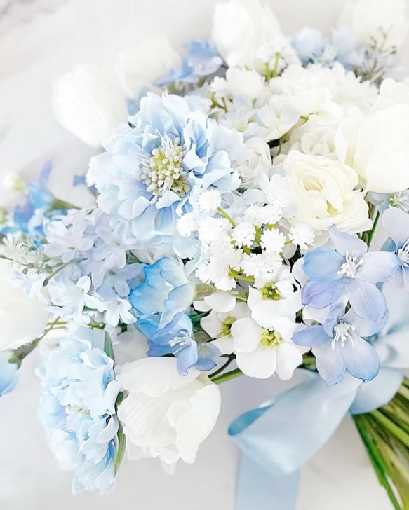 ブルーとホワイトのチューリップ＆小花ブーケ 　ウエディングブーケ＆ブートニア（造花） 7枚目の画像