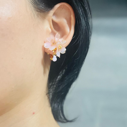 桜のピアス/イヤリング ミルキーピンク お花 ディップアート 揺れる