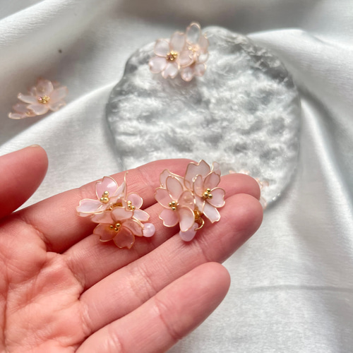 ピンク花デザインのピアス 桜のピアス/イヤリング ミルキーピンク お花 ディップアート 揺れる