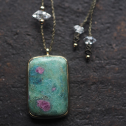 ruby in fuchsite brass necklace (kahen) 4枚目の画像