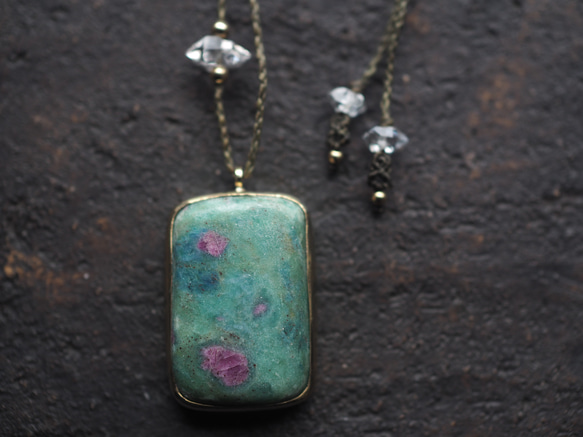 ruby in fuchsite brass necklace (kahen) 4枚目の画像