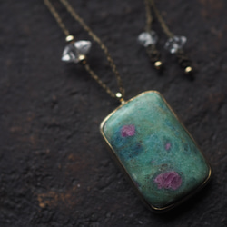 ruby in fuchsite brass necklace (kahen) 3枚目の画像