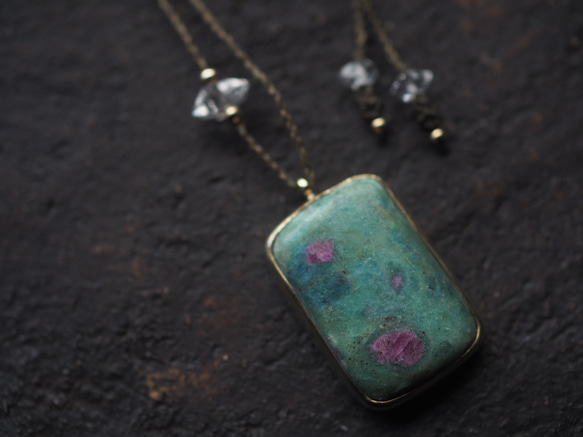 ruby in fuchsite brass necklace (kahen) 3枚目の画像