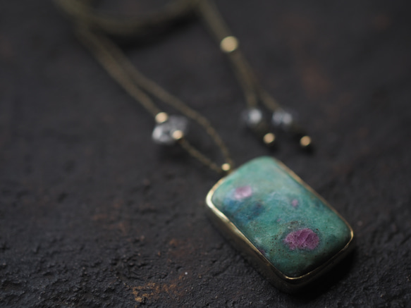 ruby in fuchsite brass necklace (kahen) 8枚目の画像