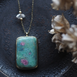 ruby in fuchsite brass necklace (kahen) 1枚目の画像