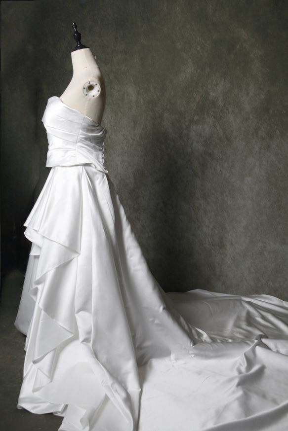 送料無料！ウエディングドレス  ベアトップ  ラッフルフリル  編み上げ   デザイン感  披露宴/結婚式 5枚目の画像