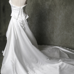 送料無料！ウエディングドレス  ベアトップ  ラッフルフリル  編み上げ   デザイン感  披露宴/結婚式 7枚目の画像