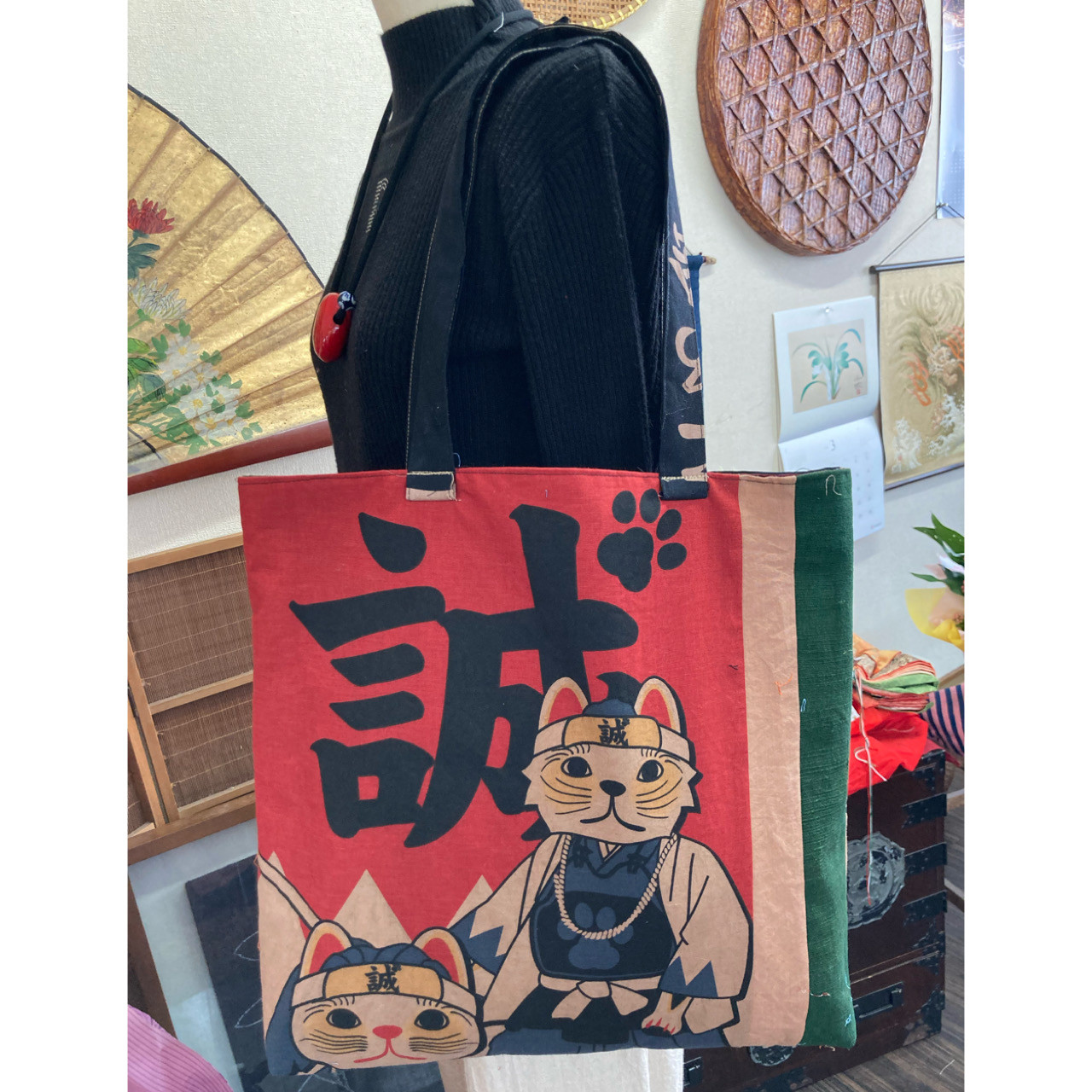 猫　鯛　サロペットパンツ　墨染　のび工房　手ぬぐい　リメイク ささめやゆき手ぬぐい：猫づくし海老茶（一花屋） | nowaki