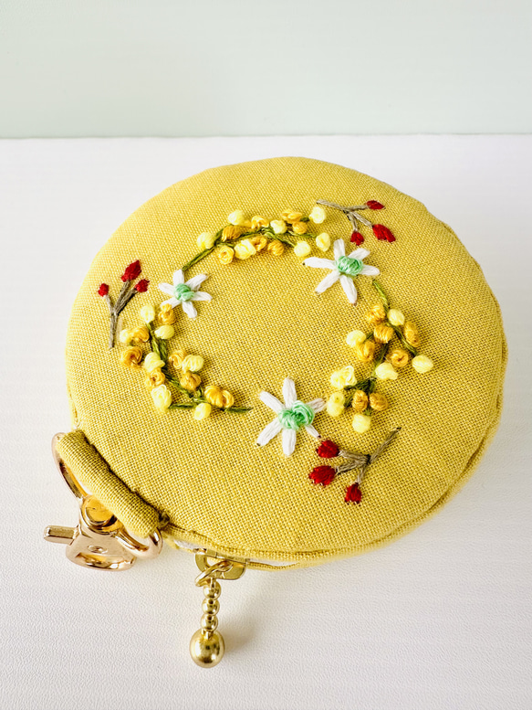 168⌘  macaron♪（ミモザ刺繍・くすみイエロー）マカロンポーチ ミニポーチ イヤホンケース 3枚目の画像