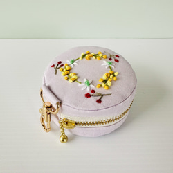 169⌘  macaron♪（ミモザ刺繍・ペールパープル）マカロンポーチ ミニポーチ イヤホンケース 1枚目の画像